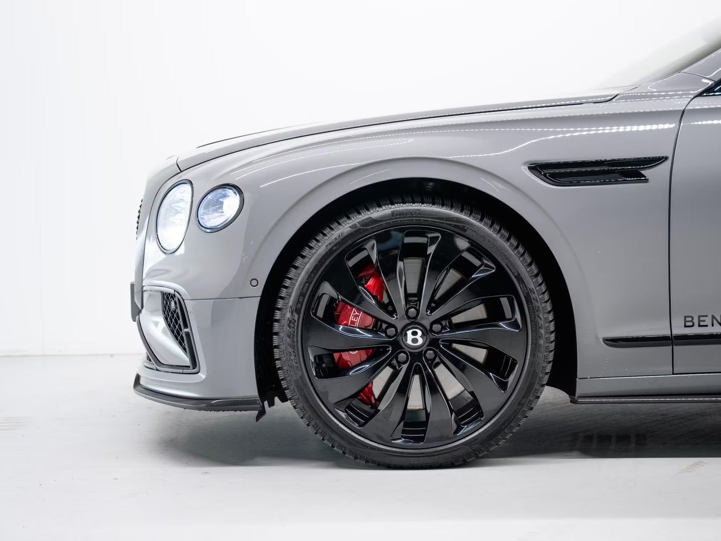 Bentley Flying Spur V8 Hybrid Black Edition em Cambrian Grey — perfil lateral