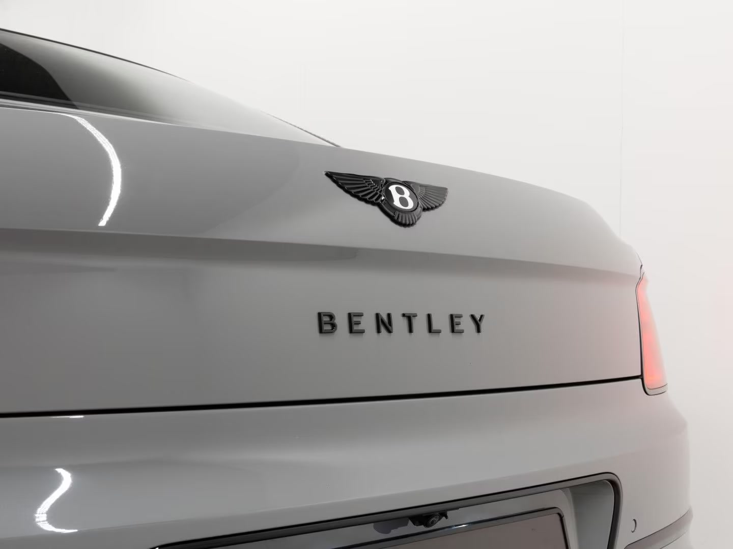 Emblema Bentley na traseira — Cambrian Grey