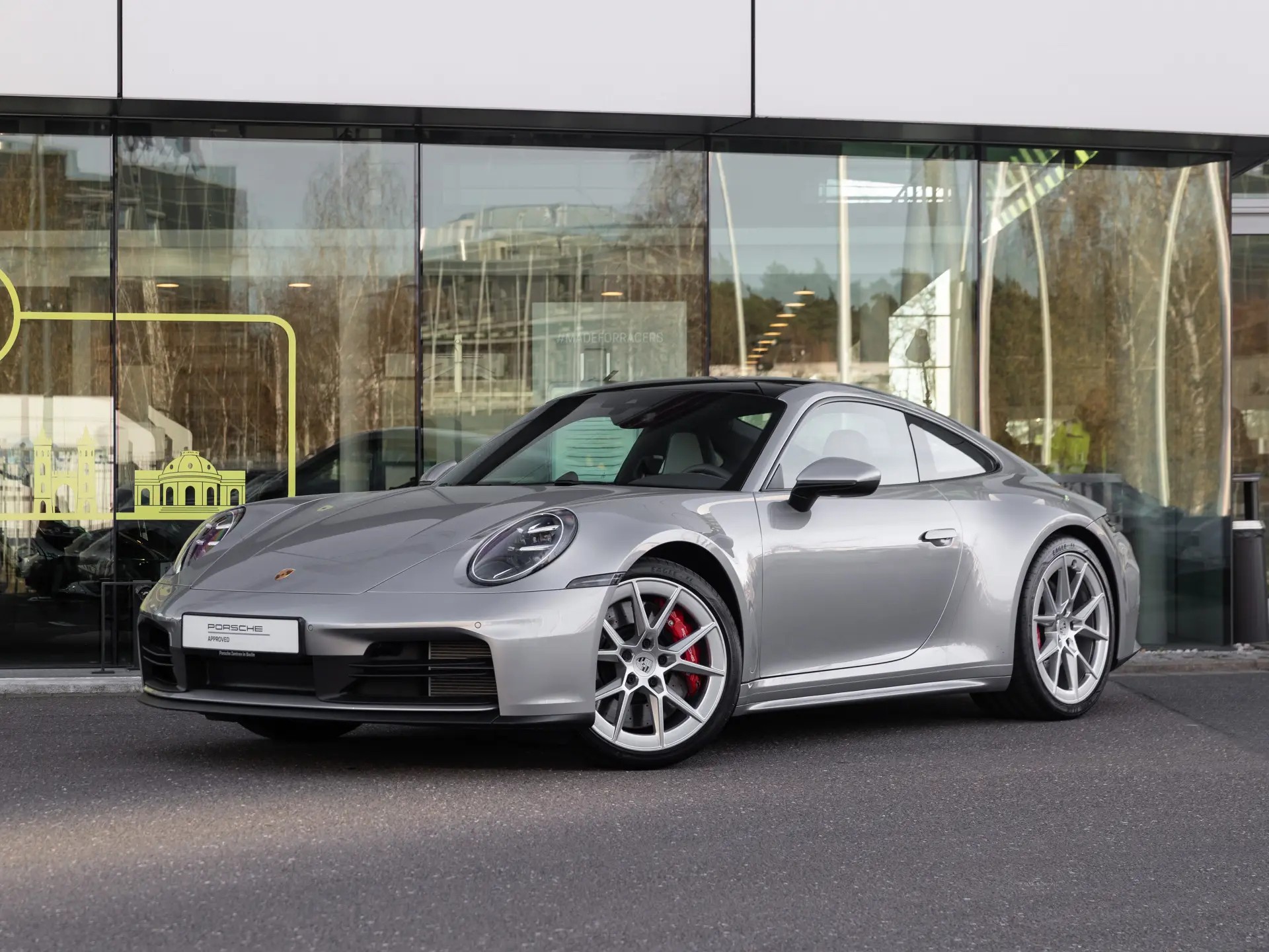 Porsche 911 Carrera S 992.2 em GT-silbermetallic, no Porsche Zentrum Berlin-Potsdam