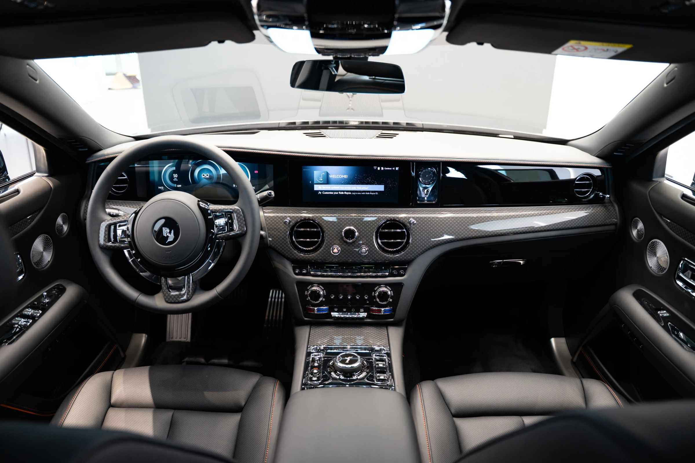 Interior — tablier com carbono technical, volante Black Badge e consola central