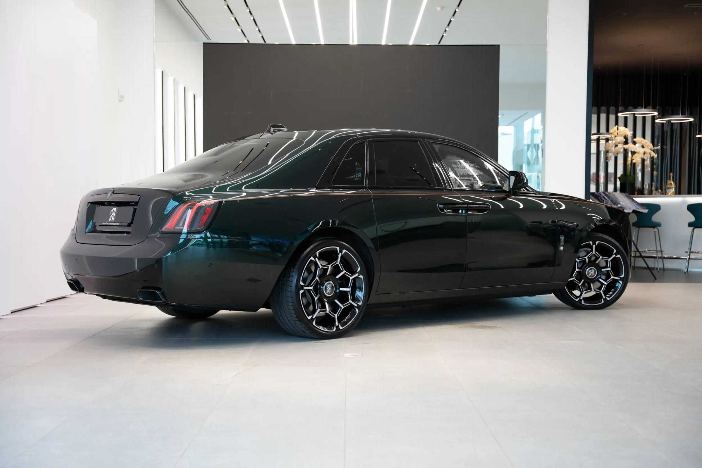 Rolls-Royce Ghost Black Badge — traseira 3/4 em Dark Emerald