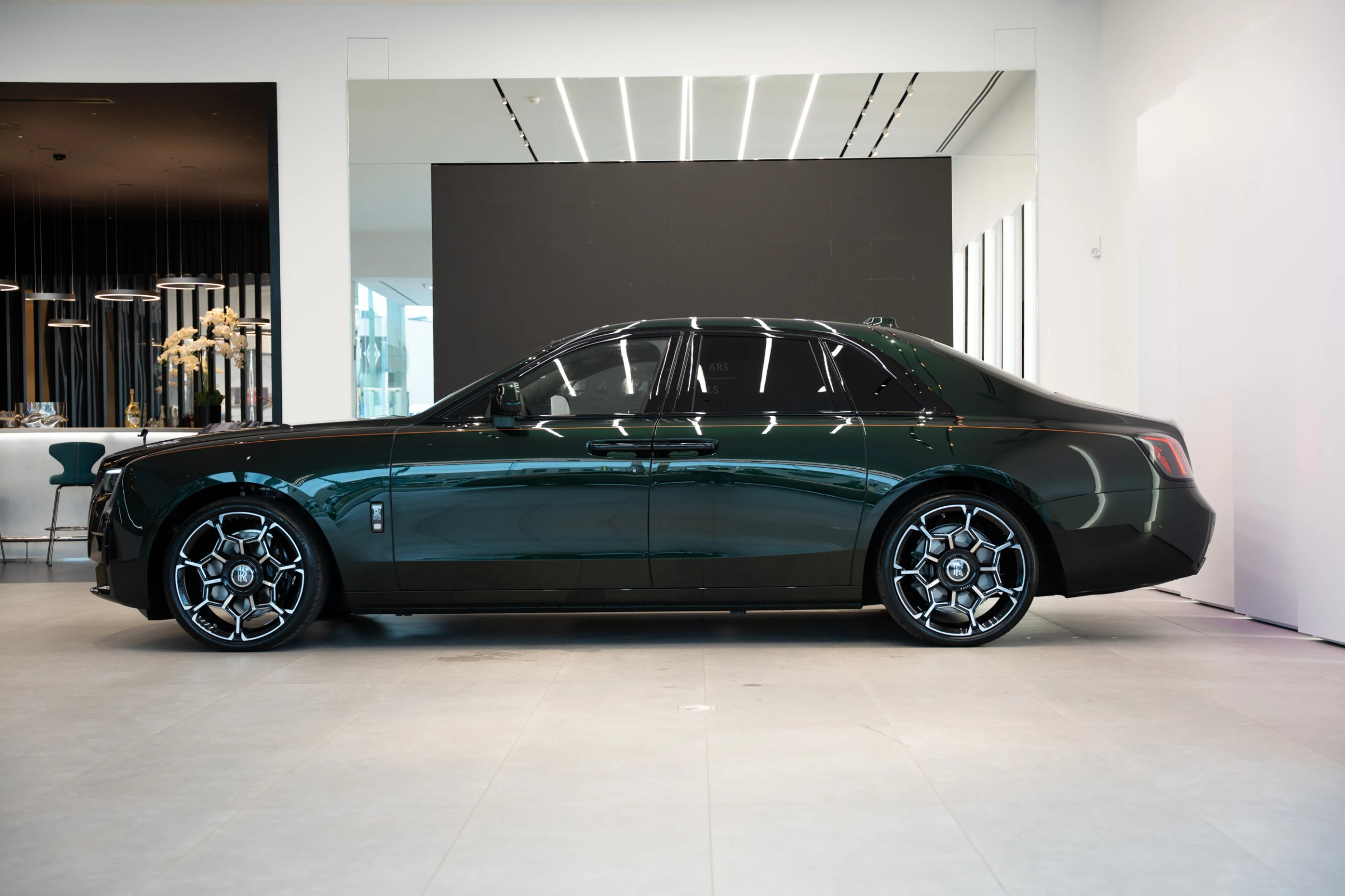 Rolls-Royce Ghost Black Badge — perfil lateral com jantes 22'' Black Badge